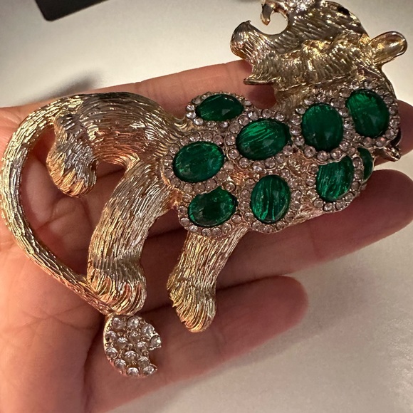 Elegant Gold and Green Lion Brooch - Picture 2 of 5